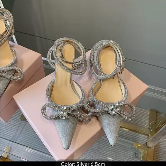 Chic Black Stiletto Heels with Sleek Design - Picture 2 of 10